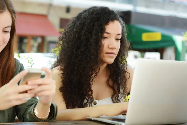 Freunde mit Smartphone und Laptop. — Stockfoto