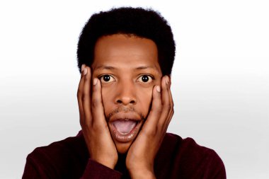 Afro Amerikan adam endişeli.