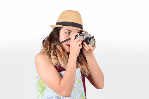 Fiatal nő a nyári kalap vintage kamera. — Stock Fotó
