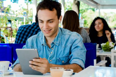 Kafede tablet ile genç adam.