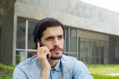 Latince adam telefonda konuşurken