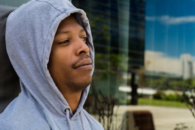 Kentsel arka planda siyah adam portresi.