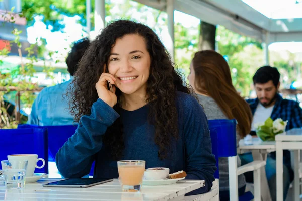 Junge Frau telefoniert im Café — Stockfoto