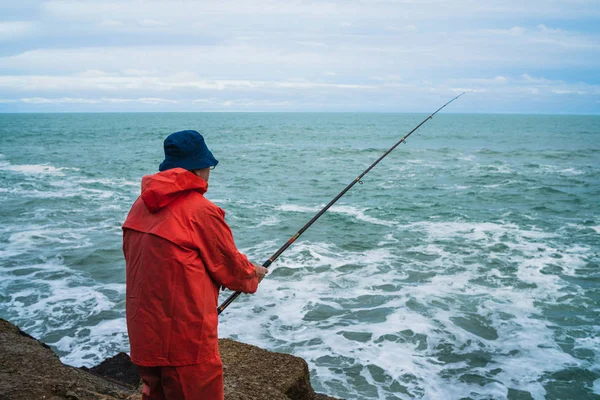 Oude man vissen in de zee. — Stockfoto