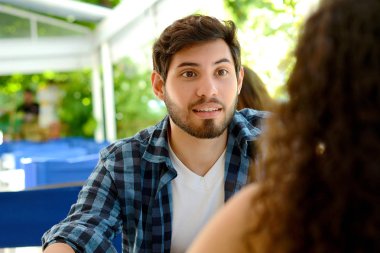 Genç ve çekici bir çift kahve dükkanında buluşuyor.