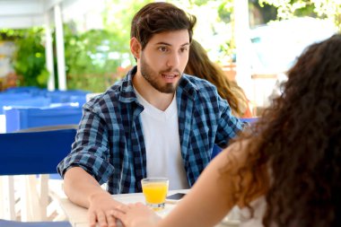 Genç ve çekici bir çift kahve dükkanında buluşuyor.