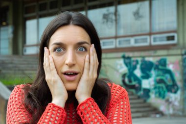 Genç öğrenci üniversitenin dışında şaşırmış görünüyor..