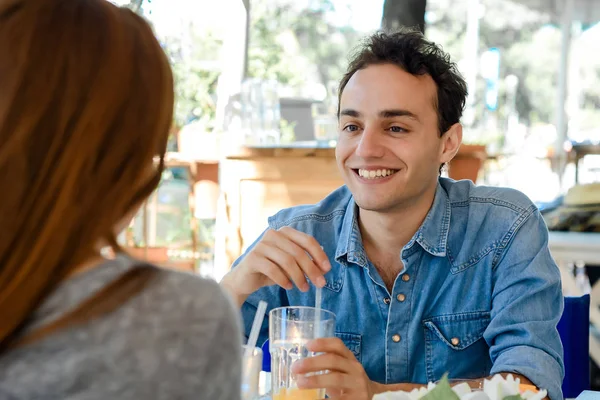 Unga attraktiva par på datum i caféet — Stockfoto