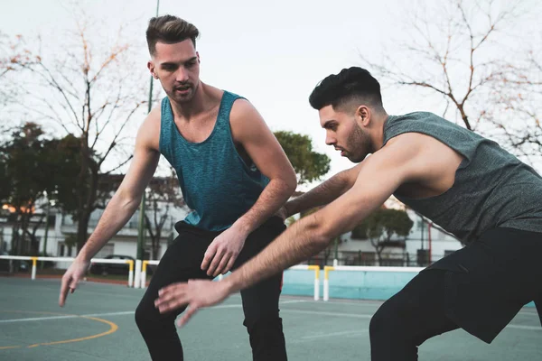 Young basketball players playing one-on-one. — Stock Photo, Image