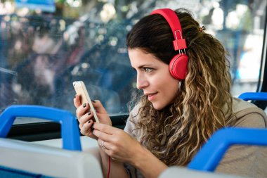 Kadın akıllı telefon kullanarak tren ile seyahat.