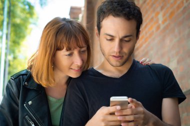 Genç çift smartphone uygulama kullanarak