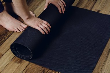 Fitness minyonunu yuvarlaan genç kadının yakın çekimi