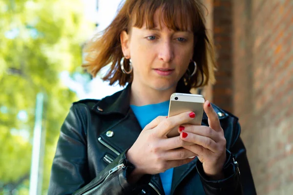 Mujer pelirroja enviando mensaje con teléfono inteligente . —  Fotos de Stock