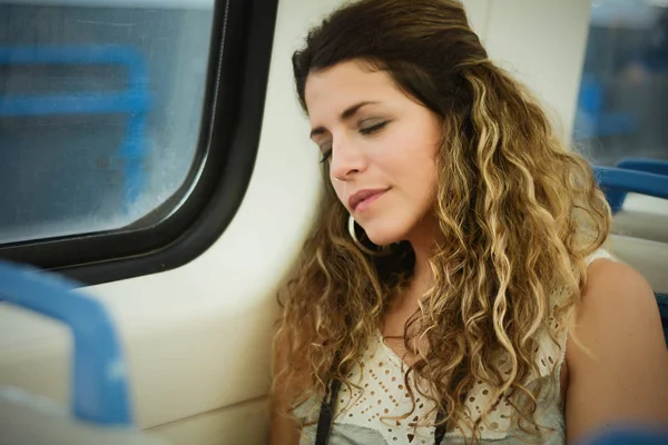 睡在车窗旁火车上的城市妇女. — 图库照片
