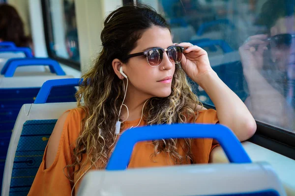 Mladá žena cestuje vlakem — Stock fotografie