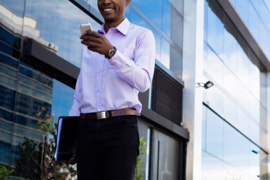 Şehirde cep telefonu kullanan Latin işadamı.