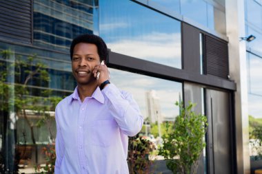 Latin işadamı cep telefonuyla konuşuyor