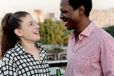 Genç arkadaşlar çatıda eğleniyor.