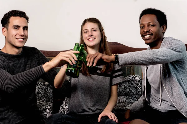 Jovens amigos felizes comendo pizza — Fotografia de Stock