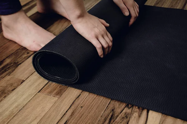 Fitness minyonunu yuvarlaan genç kadının yakın çekimi