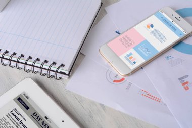 Spiral not defteri, finansal kağıtları ve istatistikleri ile smartphone 