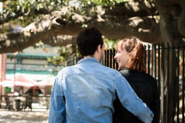 Sırtları kameraya dönük genç çift