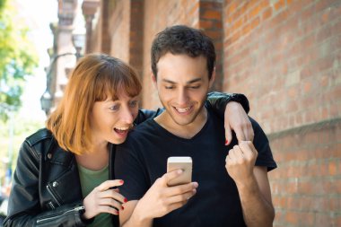 Genç çift smartphone uygulama kullanarak