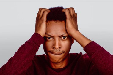 Afro Amerikan adam endişeli.