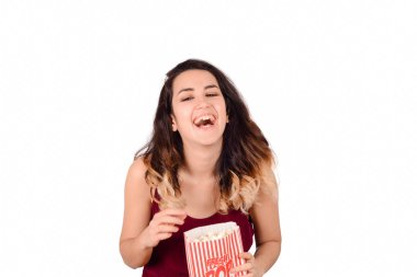 Patlamış mısır yiyen genç kadın.