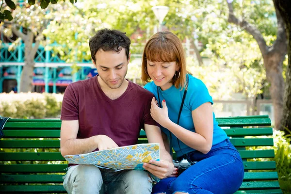 Casal segurando mapa em mãos e viajando juntos . — Fotografia de Stock