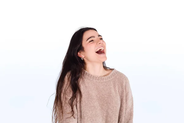 Молодая женщина смеется . — стоковое фото