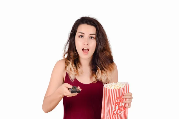 Молода жінка дивиться, як їсть попкорн . — стокове фото