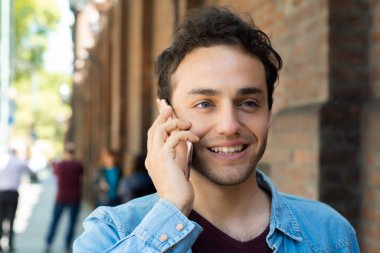 Latince adam telefonda konuşurken