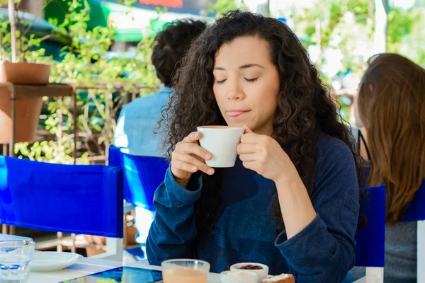 Ung kvinna tar en kaffe paus — Stockfoto