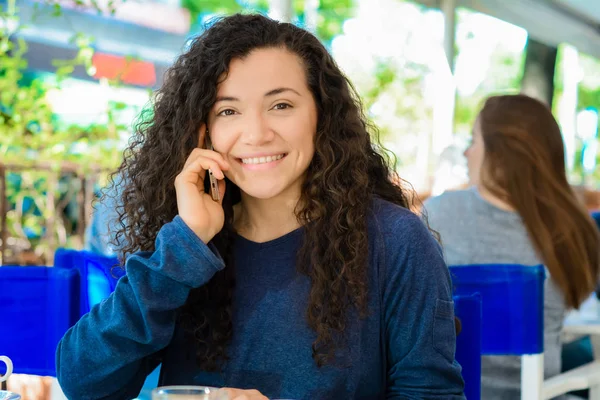Νεαρή γυναίκα μιλάμε για κινητό τηλέφωνο στο καφενείο — Φωτογραφία Αρχείου