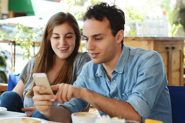 Pareja joven usando smartphone . — Foto de Stock