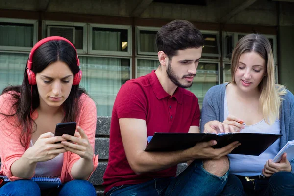 Grupo de estudiantes universitarios que estudian juntos al aire libre —  Fotos de Stock