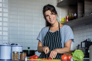 Mutfakta aşçı kadın