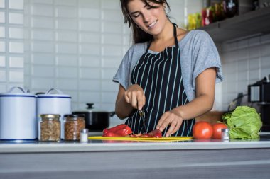 Mutfakta aşçı kadın