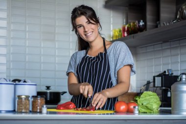 Mutfakta aşçı kadın