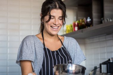 Mutfakta aşçı kadın