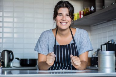 Mutfakta aşçı kadın