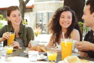 Bir kafede harika vakit geçiren bir grup arkadaş.