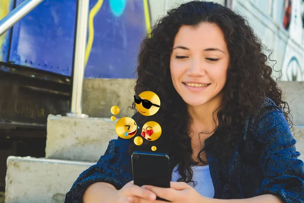 Mujer usando smartphone enviando emojis . —  Fotos de Stock