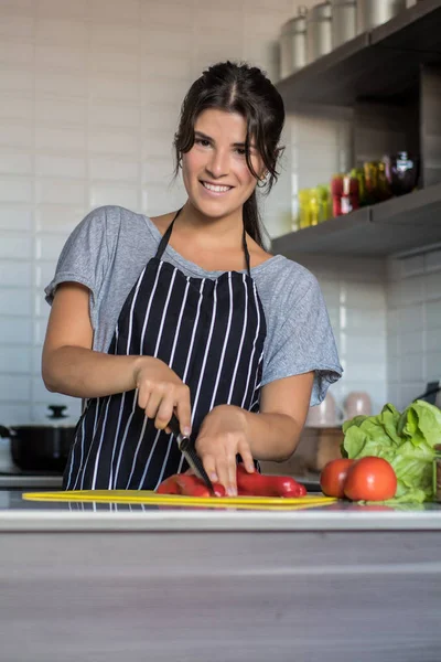 Mutfakta aşçı kadın