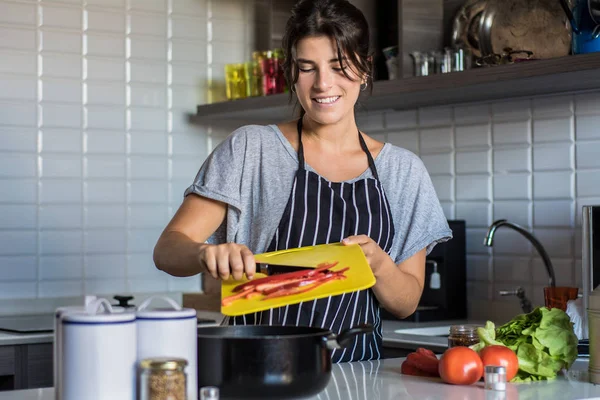 Кулинарная женщина на кухне — стоковое фото