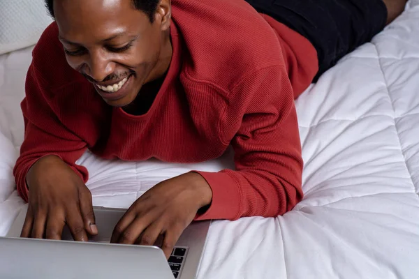 Yatakta onun laptop kullanan genç adam