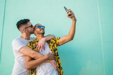 Eşcinsel çift cep telefonuyla selfie çekiyor..