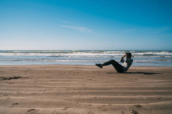 Sportowiec ćwiczący na plaży. — Zdjęcie stockowe