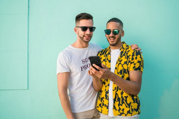 Eşcinsel çift telefon kullanırken birlikte vakit geçiriyor..